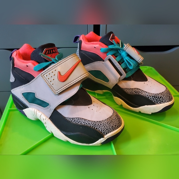 NIKE AIR DIAMOND TURF 2 GS ☆ Wolf Grey Crimson ☆ SIZE 5.5Y or 7 US WOMENS ☆ EUC - Picture 5 of 12